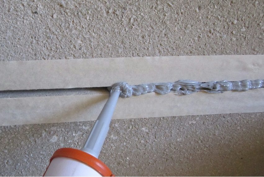 Как ремонтировать трещины на потолке